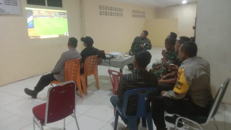 Koramil 01/Kuala Nagan Raya Ajak Polsek Kuala Nobar Piala Dunia 2026 demi Sinergitas