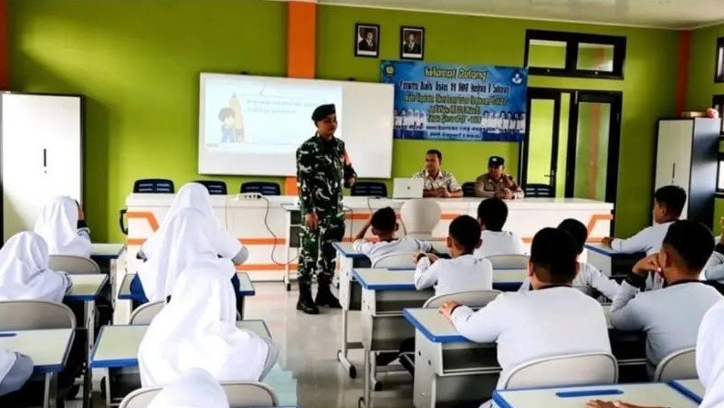 Latihan Baris-Berbaris dan Wawasan Kebangsaan oleh Babinsa Koramil 01/Sukajaya di SMPN 09 Cot Abeuk
