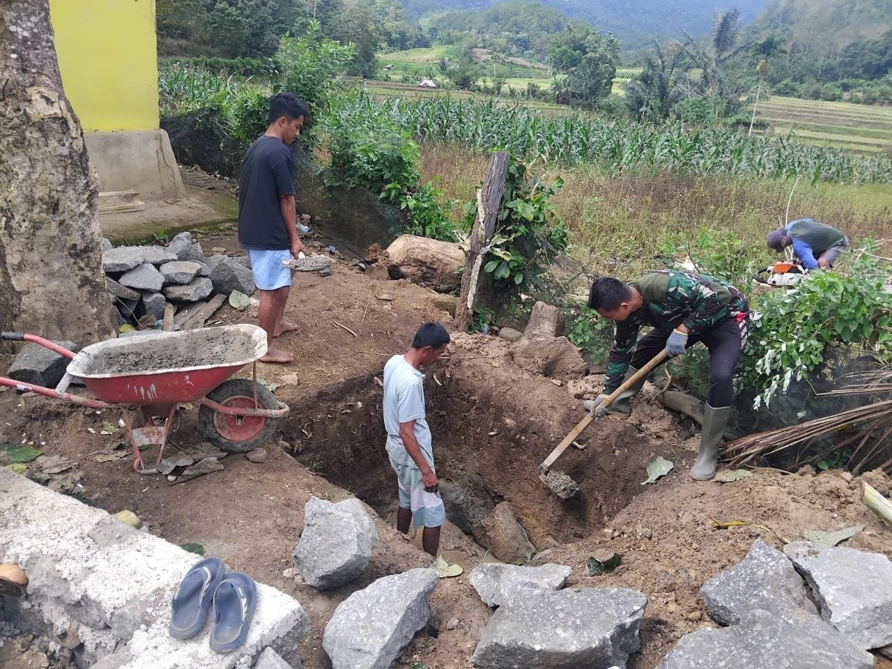 Progres TMMD Ke-129 Kodim 1407/Bone pada Penggalian Lubang Pembuangan Jambanisasi di Desa Langi