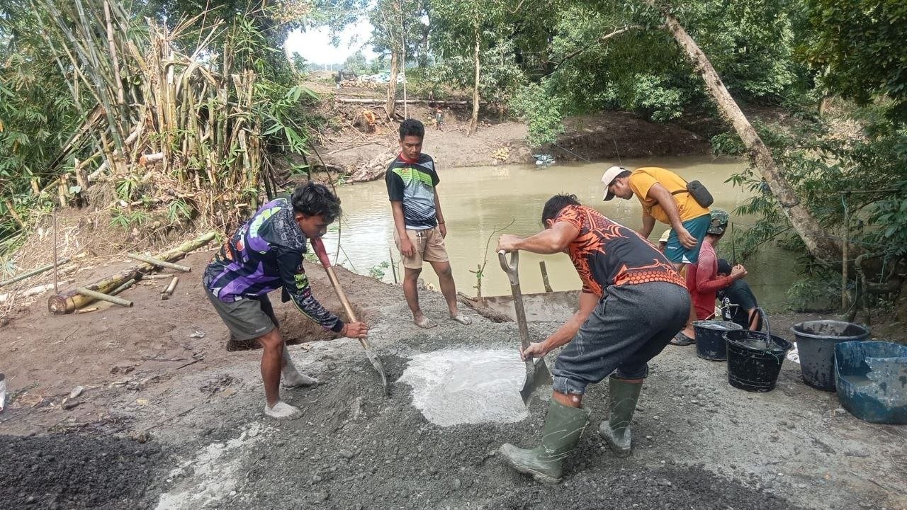 Progres Pembangunan Jembatan Gantung Sungai Lemo Terlihat dari Penggalian Pondasi Bronjong