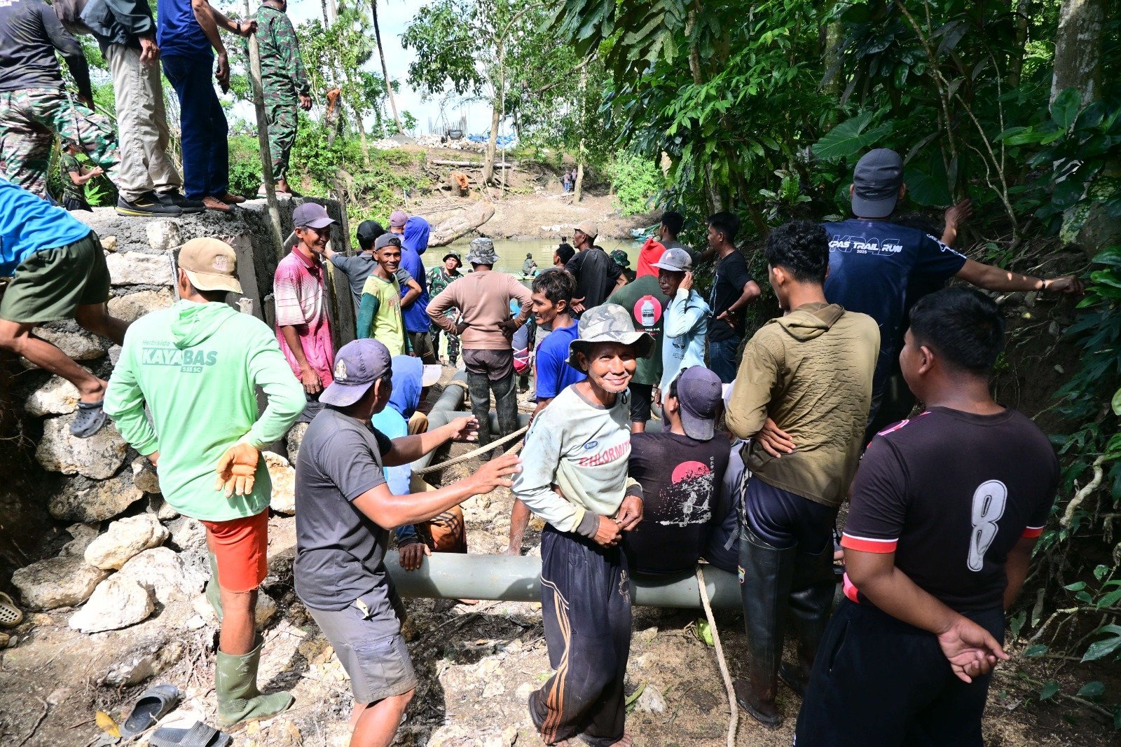 Kegiatan Pengangkutan Tiang Utama Jembatan Gantung di Sungai Lemo Libatkan Puluhan Personel