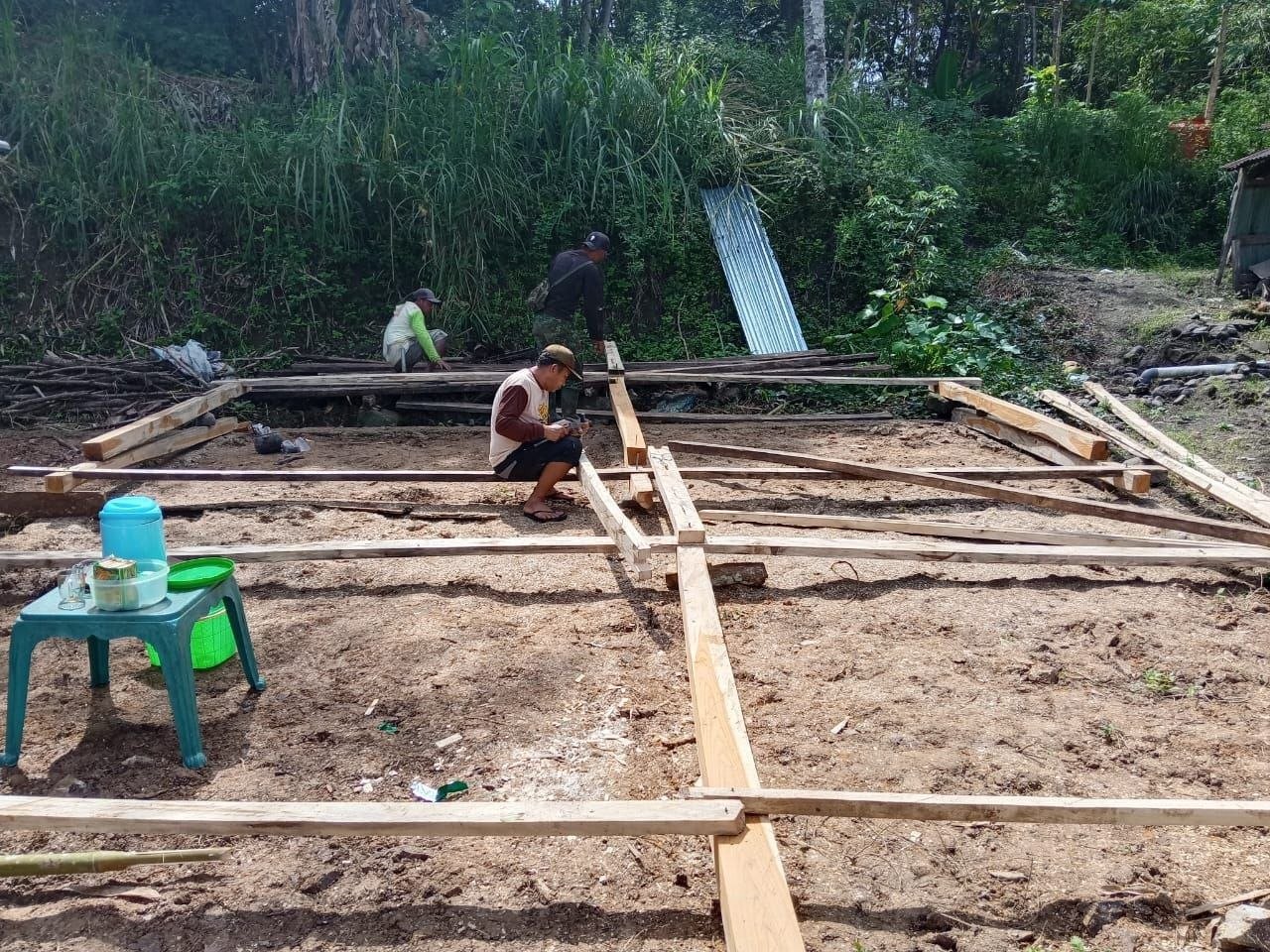 Progres Rehabilitasi RTLH di Desa Langi Dilanjutkan Personel Satgas TMMD