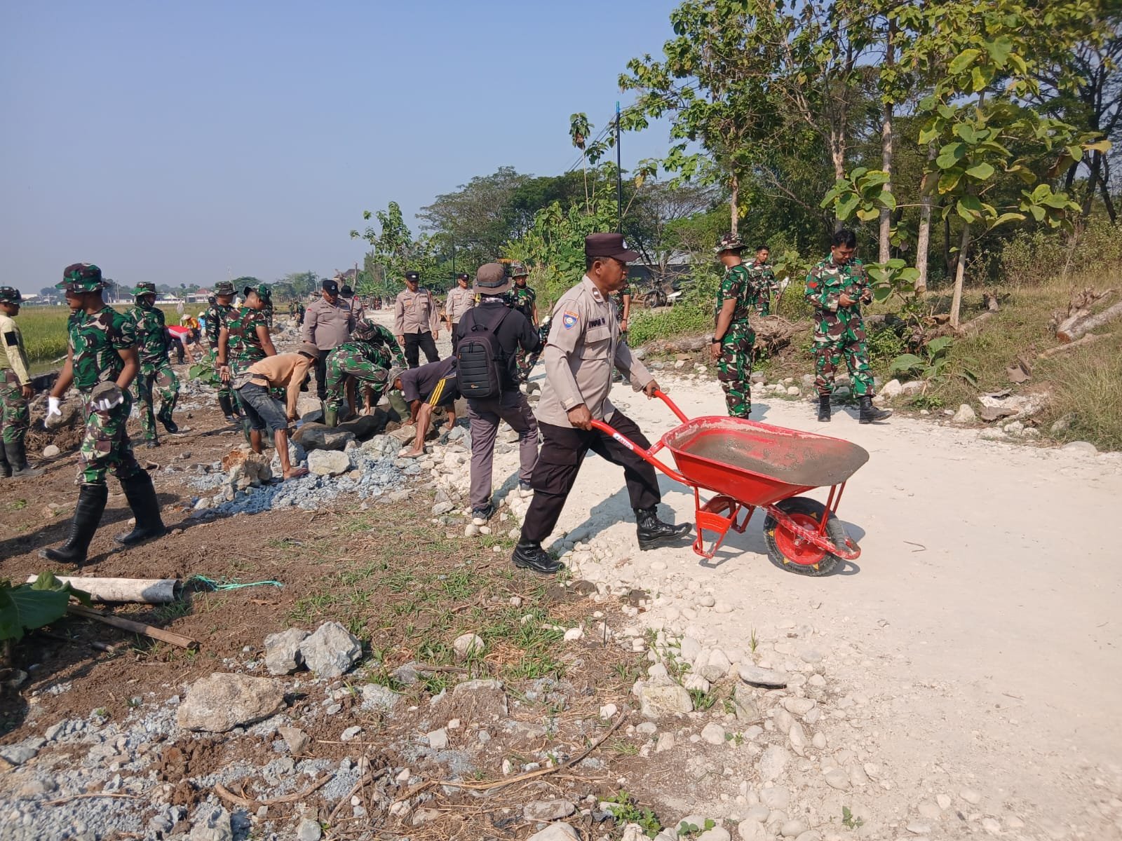Kebersamaan TNI, Polri, dan Masyarakat Terlihat di TMMD Reguler Ke-129 Sukoharjo