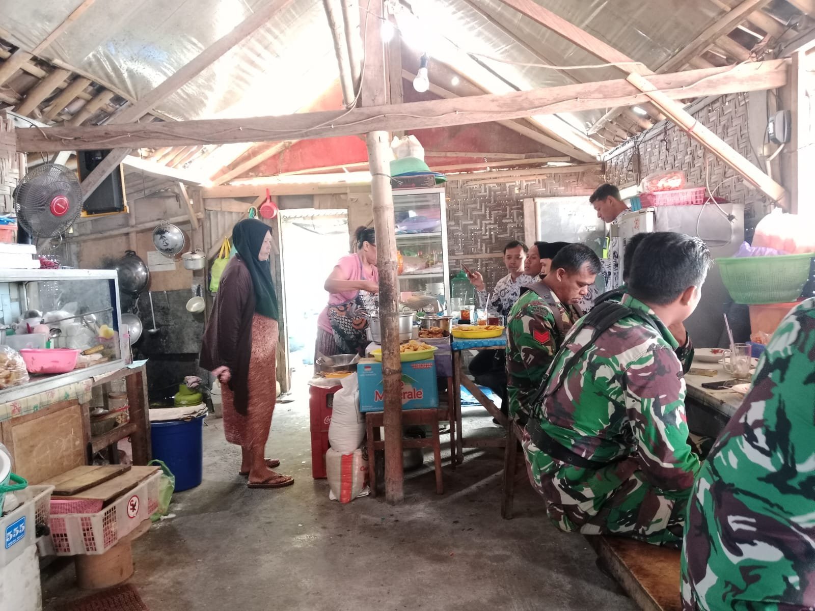 Sinergi TMMD Kodim 0726/Sukoharjo dan Warga untuk Pengecoran Jalan di Parangjoro