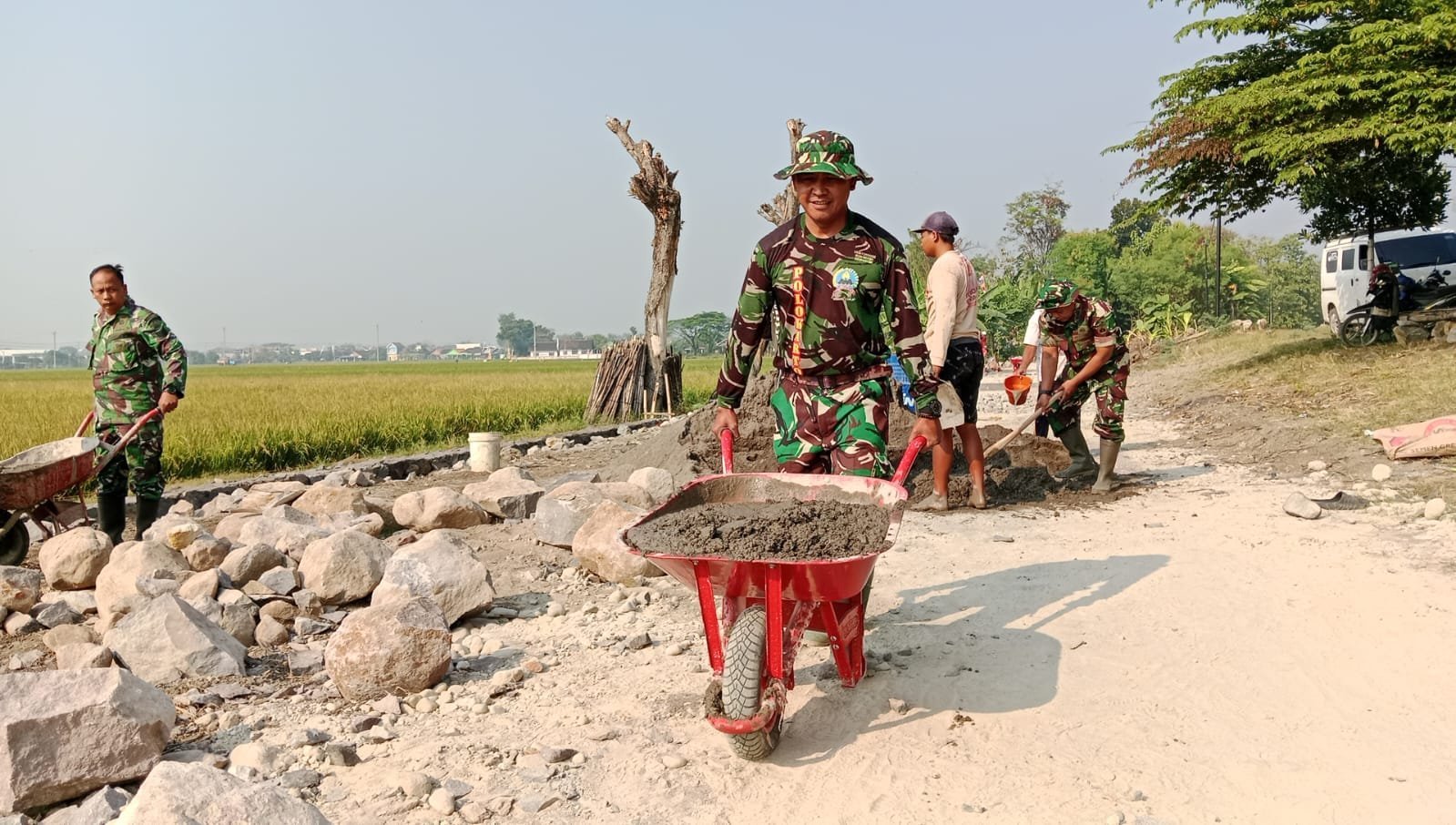 Progres Hari Ketiga TMMD: Pembangunan Talud Dimulai di Desa Parangjoro