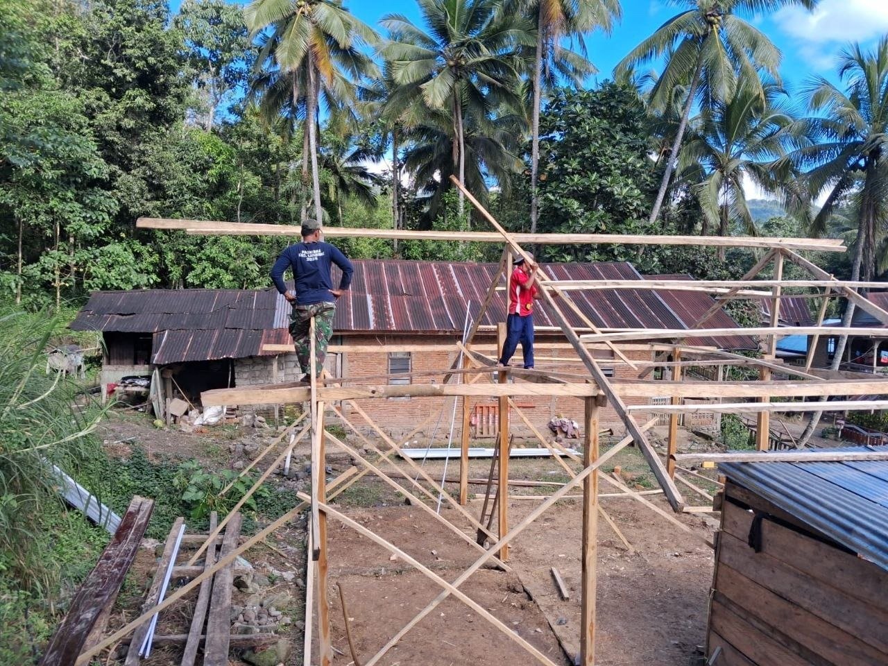 Progres Pendirian Rangka Kayu Rumah RTLH di Dusun Langi Dilanjutkan Satgas dan Warga