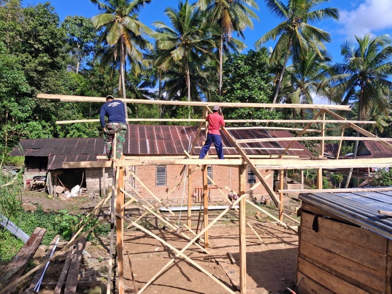 Progres Pengerjaan Rangka Kayu Rumah Ihwan Baso di Dusun Langi Ditangani Tim TMMD Kodim 1407/Bone