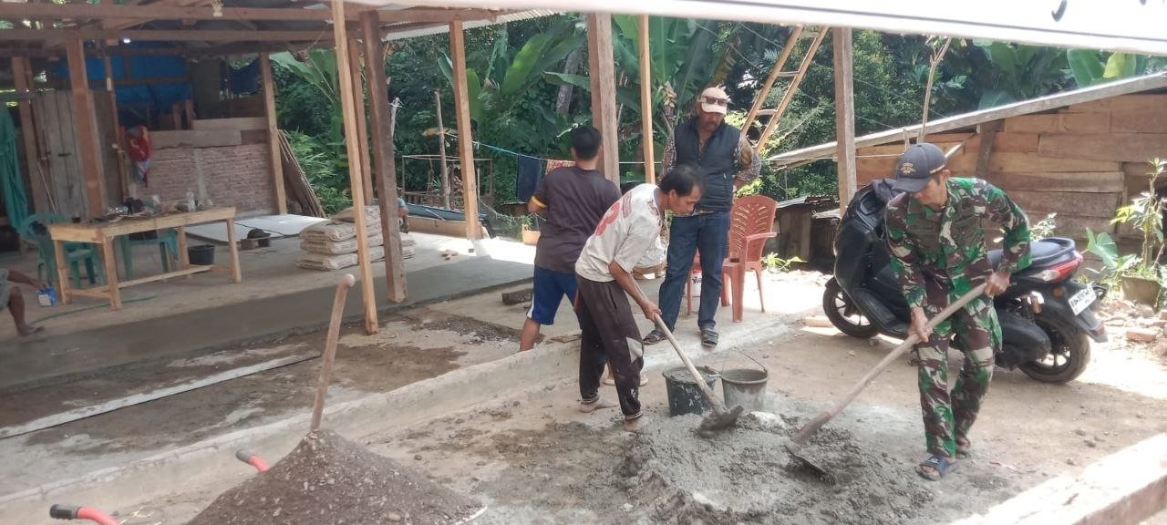 Satgas TMMD Kerjakan Pengecoran Lantai Dasar Rumah Sofyan (49) di Kabupaten Bone