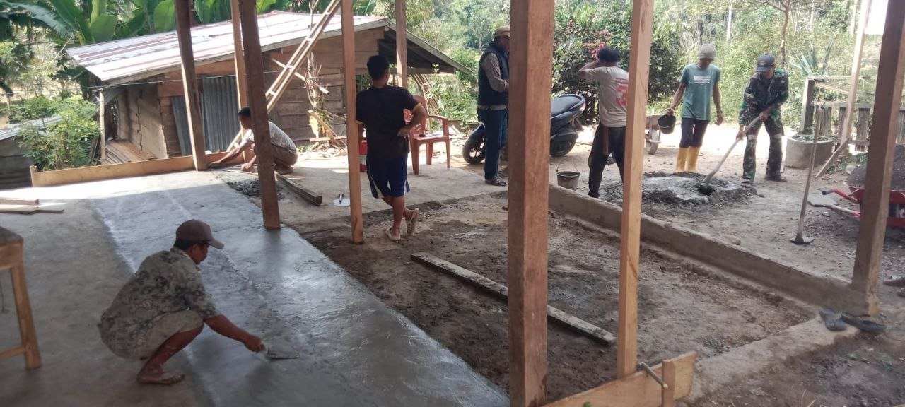Progres Rehabilitasi RTLH di Desa Patukku: Pengecoran Lantai oleh Satgas TMMD Kodim 1407/Bone