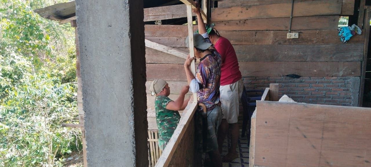 Satgas TMMD dan Warga Desa Patukku Pasang Rangka Dinding Rumah Bersama