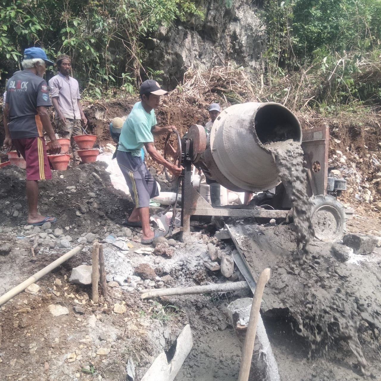 Progres Pekerjaan Pengecoran Berlanjut di Jembatan Gantung Patukku–Lemo
