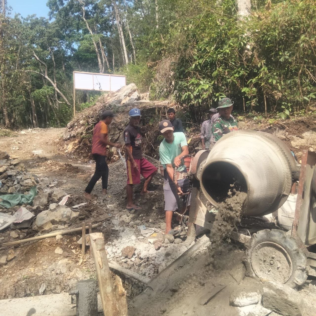 Pengecoran Angkur di Jembatan Gantung Dusun Lemo-Patukku 52 Meter Dikerjakan Satgas TMMD