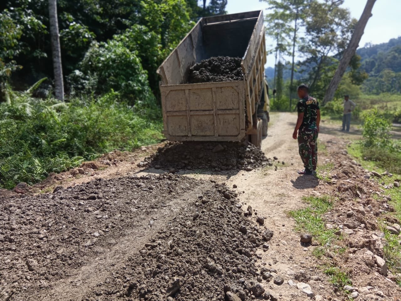 Progres Peningkatan Badan Jalan oleh Alat Berat TMMD Ke-129 di Sarah Raya