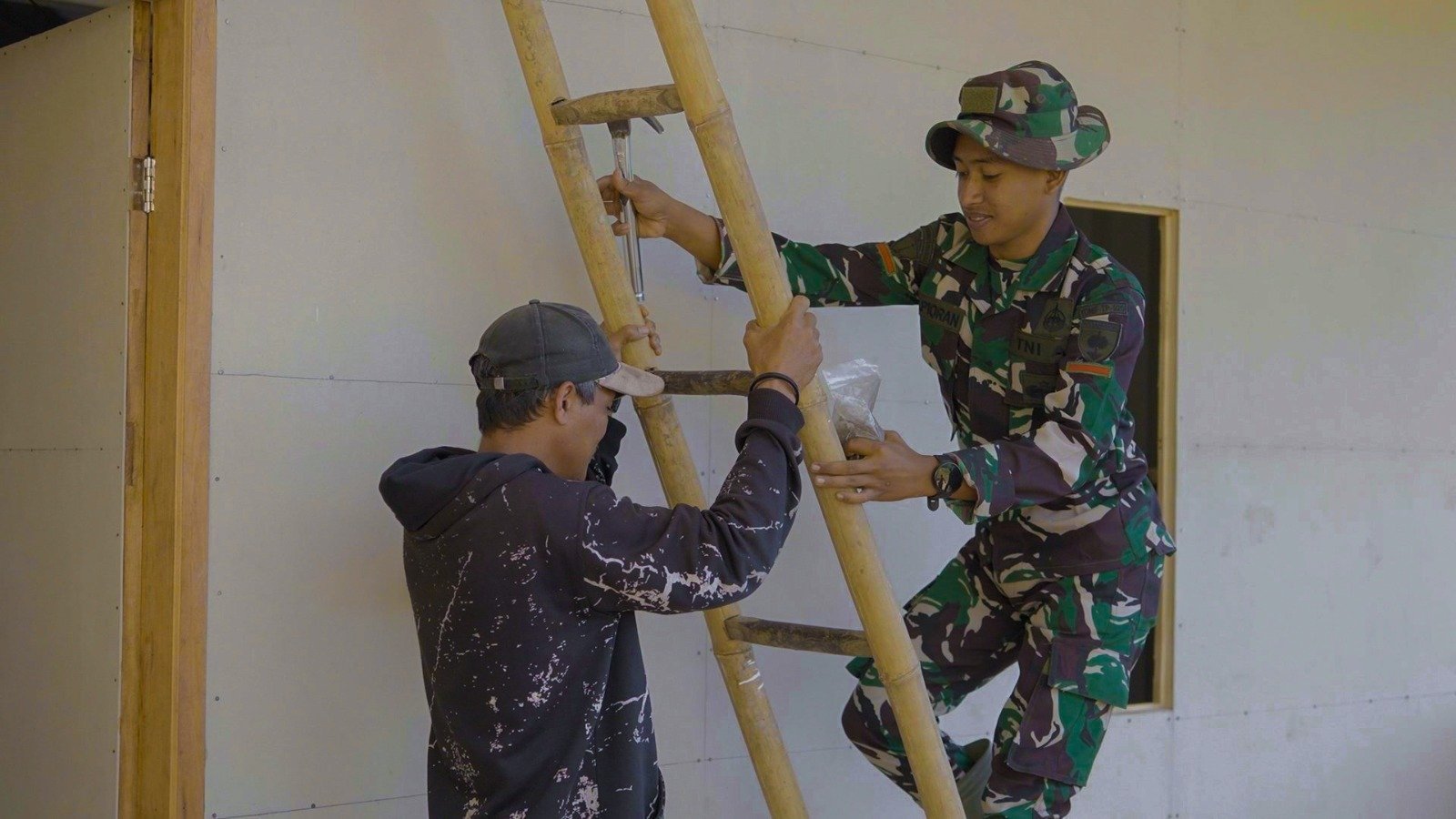 Progres Pembangunan RTLH di Desa Patukku Terus Digenjot oleh Personel Satgas TMMD