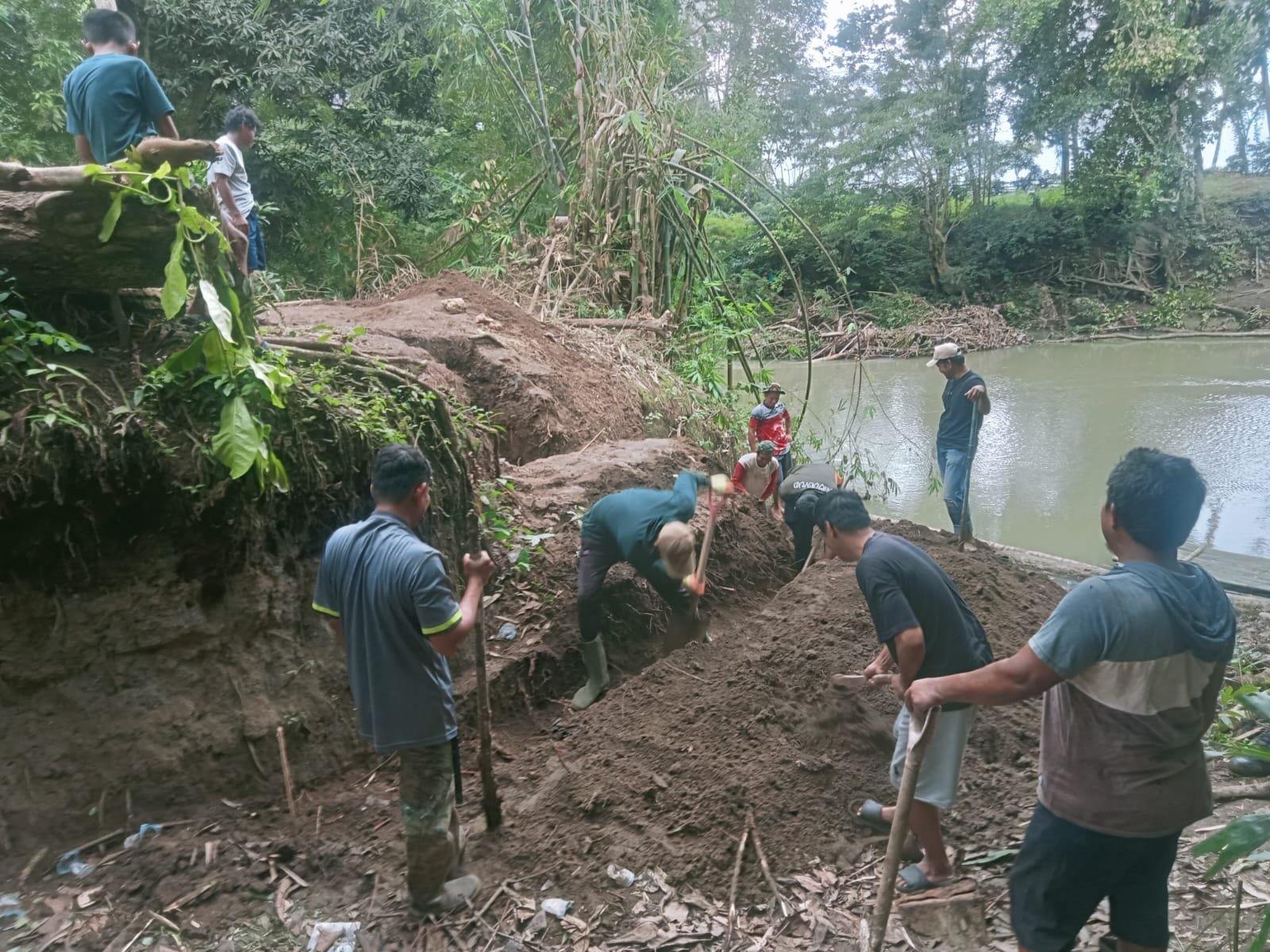 Progres Pekerjaan Penggalian Titik Pendirian Tiang Jembatan Gantung di Desa Taddang Palie