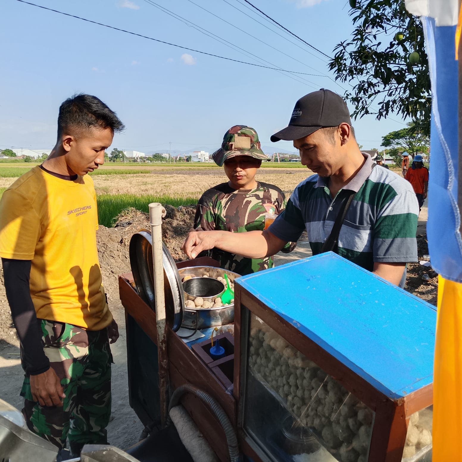 Progres Pembangunan Desa Parangjoro Terlihat, Pedagang Bakso Keliling Dapat Dampak Positif