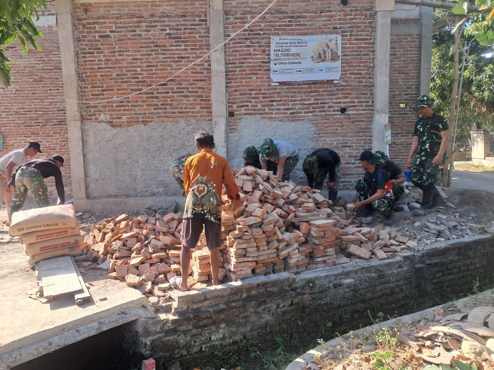 TMMD Reguler ke-129 Lakukan Pembangunan Fasilitas di Masjid Al-Mubarok, Desa Parangjoro