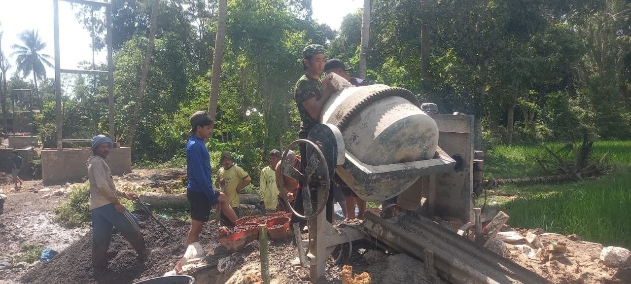 Progres Pekerjaan Pengecoran Jembatan Gantung di Kecamatan Sibulue Didukung Mesin Molen