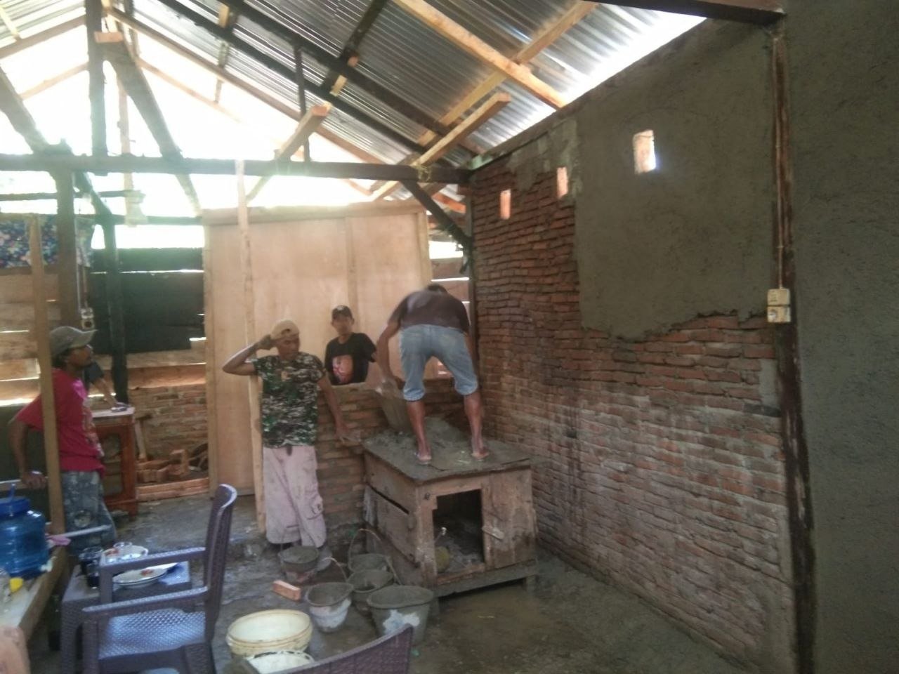 Progres Plesteran Rehabilitasi RTLH di Desa Patukku oleh Kodim 1407/Bone