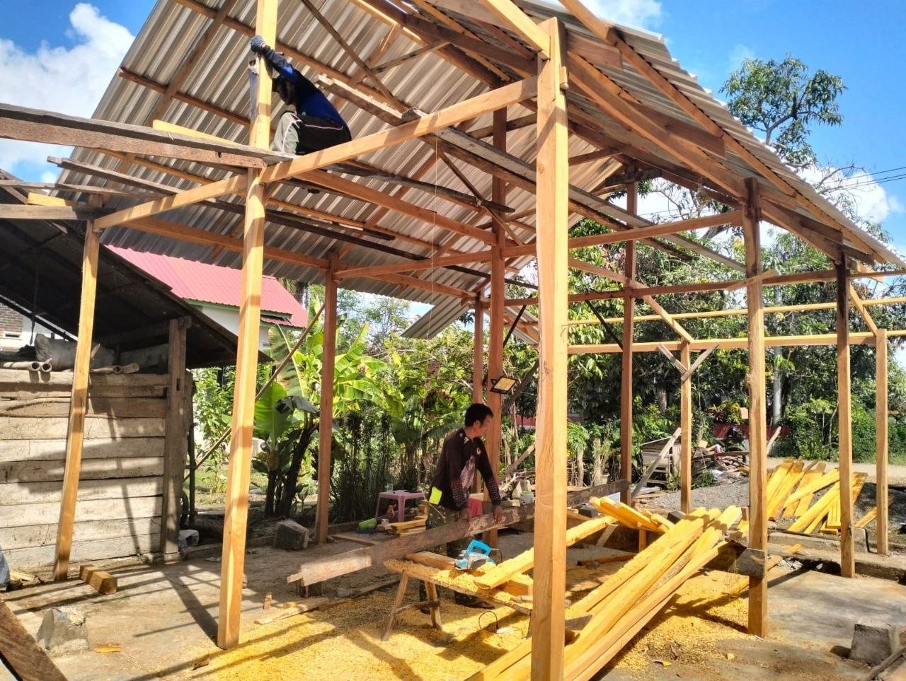 Hasil Perbaikan RTLH di Kelurahan Maroanging: Atap Mulai Terpasang oleh Satgas TMMD
