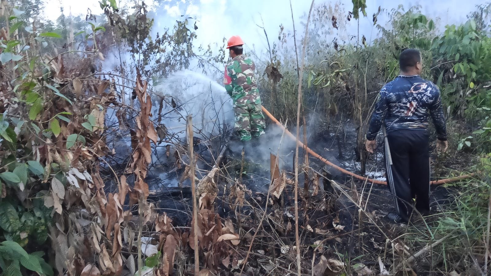 Manfaatkan Sinergi, Koramil 1203-06/Manis Mata Padamkan Api di Batu Sedau