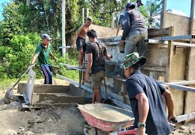 Warga dan TNI Bersama-cor Pondasi Jembatan Perintis di Simpang Kanan