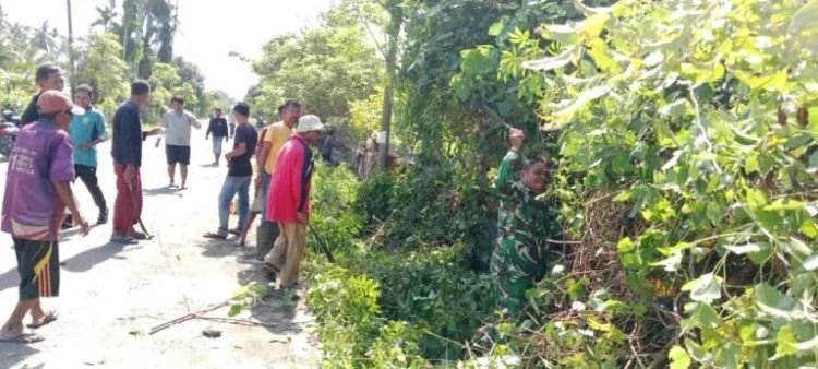 Kerja Bakti Massal di Susoh, Babinsa Ajak Warga Perangi Sarang Nyamuk