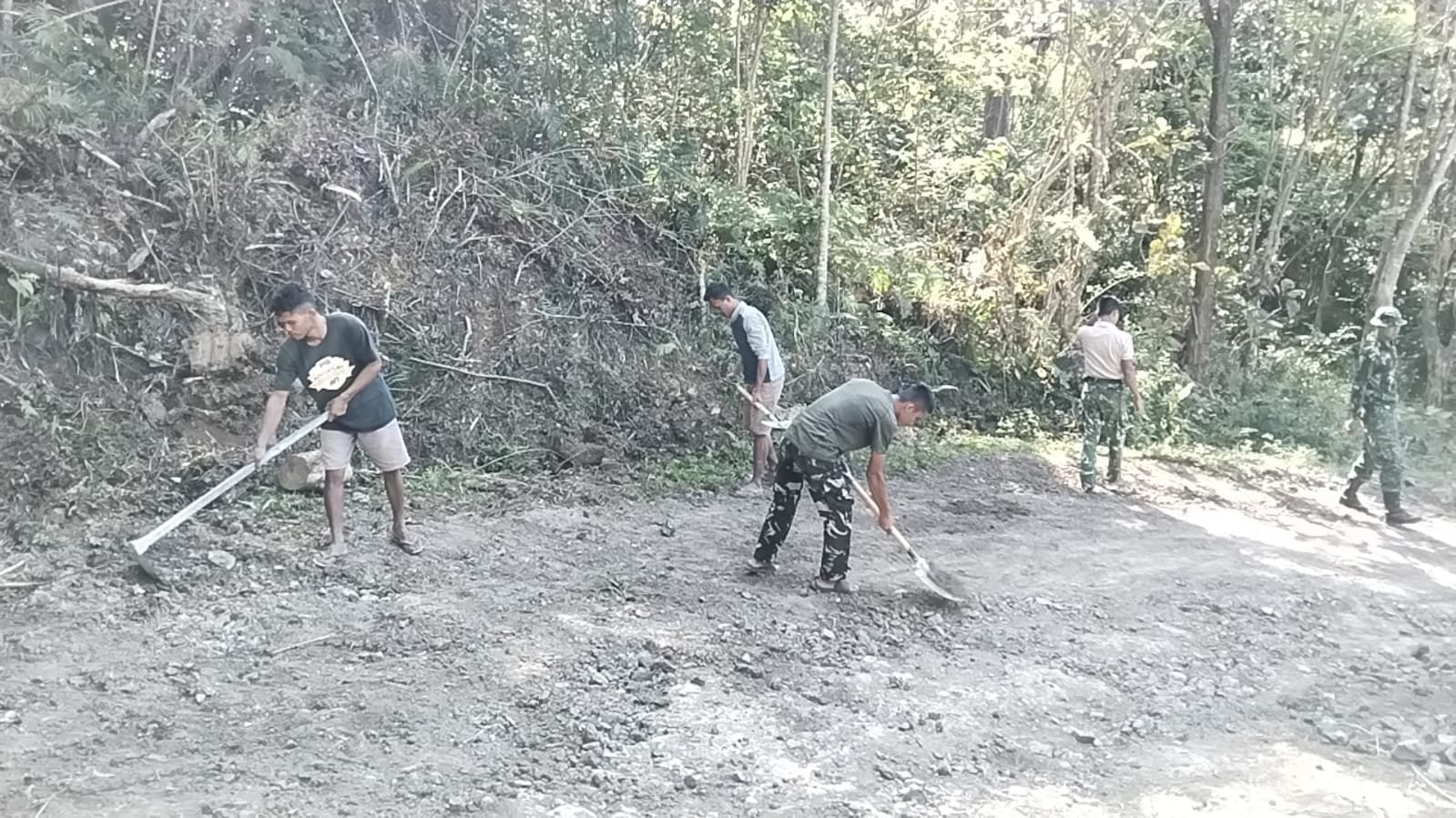 Manual Ratakan Jalan di Desa Pattuku Perlihatkan Solidaritas