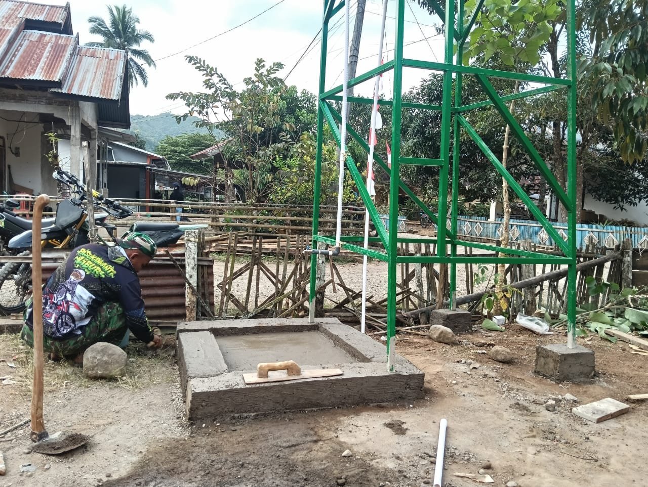 Pondasi Tower Air di Patukku Digarap Sertu Haeruddin Bersama Satgas TMMD Kodim Bone