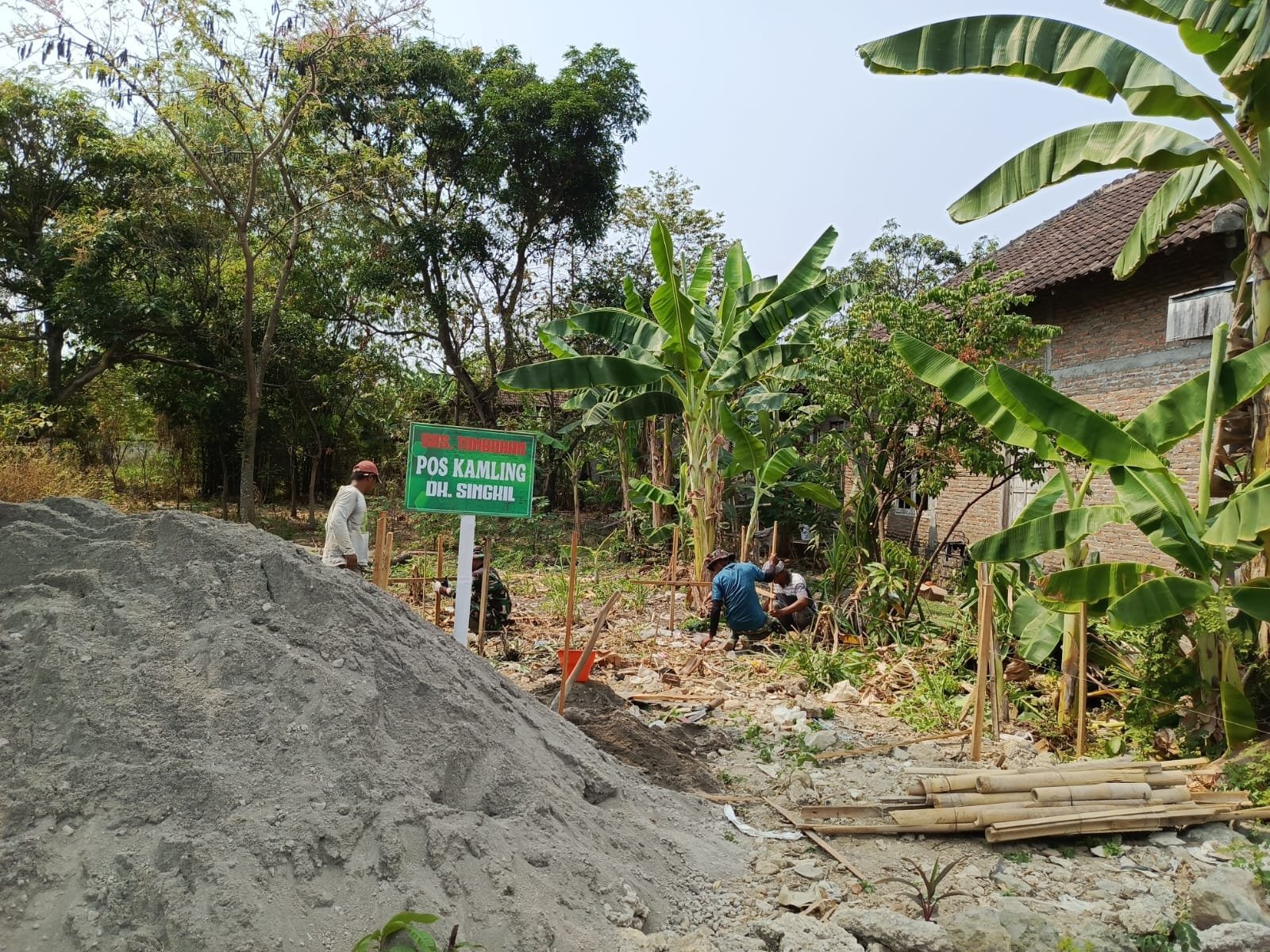 Satgas TMMD dan Penduduk Parangjoro Bangun Pos Siskamling di Dukuh Singkil