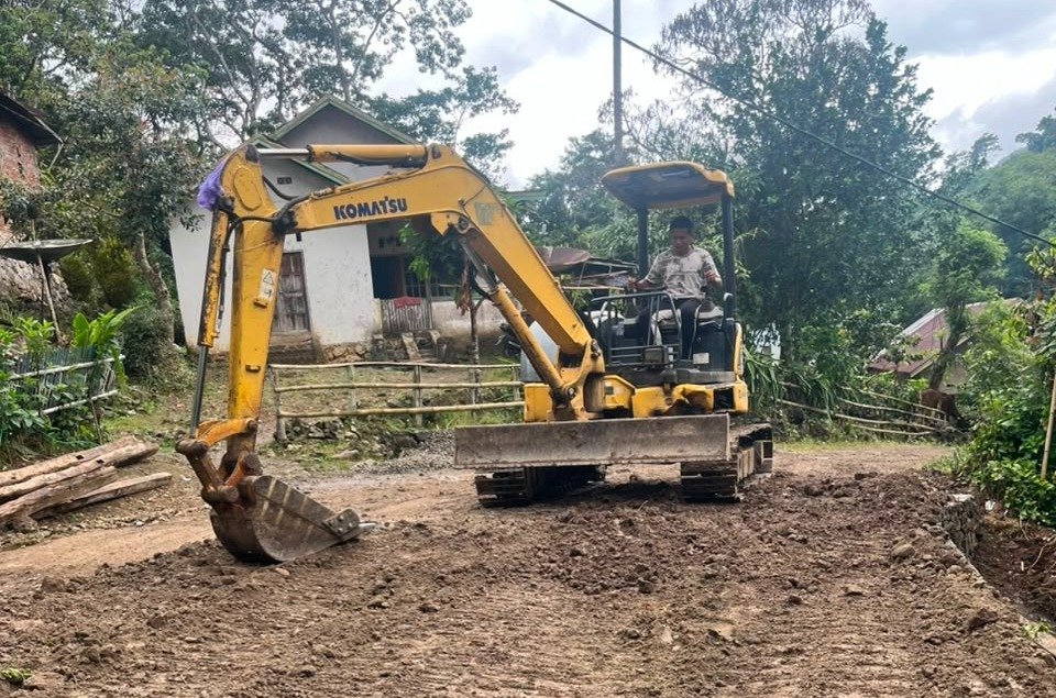 TMMD Kodim 1407/Bone: Jalan Desa Pattuku Ditingkatkan dengan Excavator