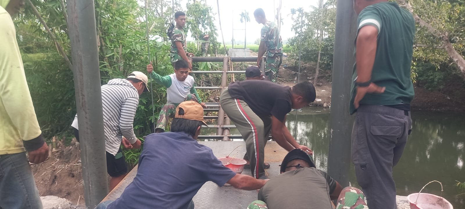 Jembatan Gantung di Tepian Sungai Tadang Palie Jadi Wujud Gotong Royong