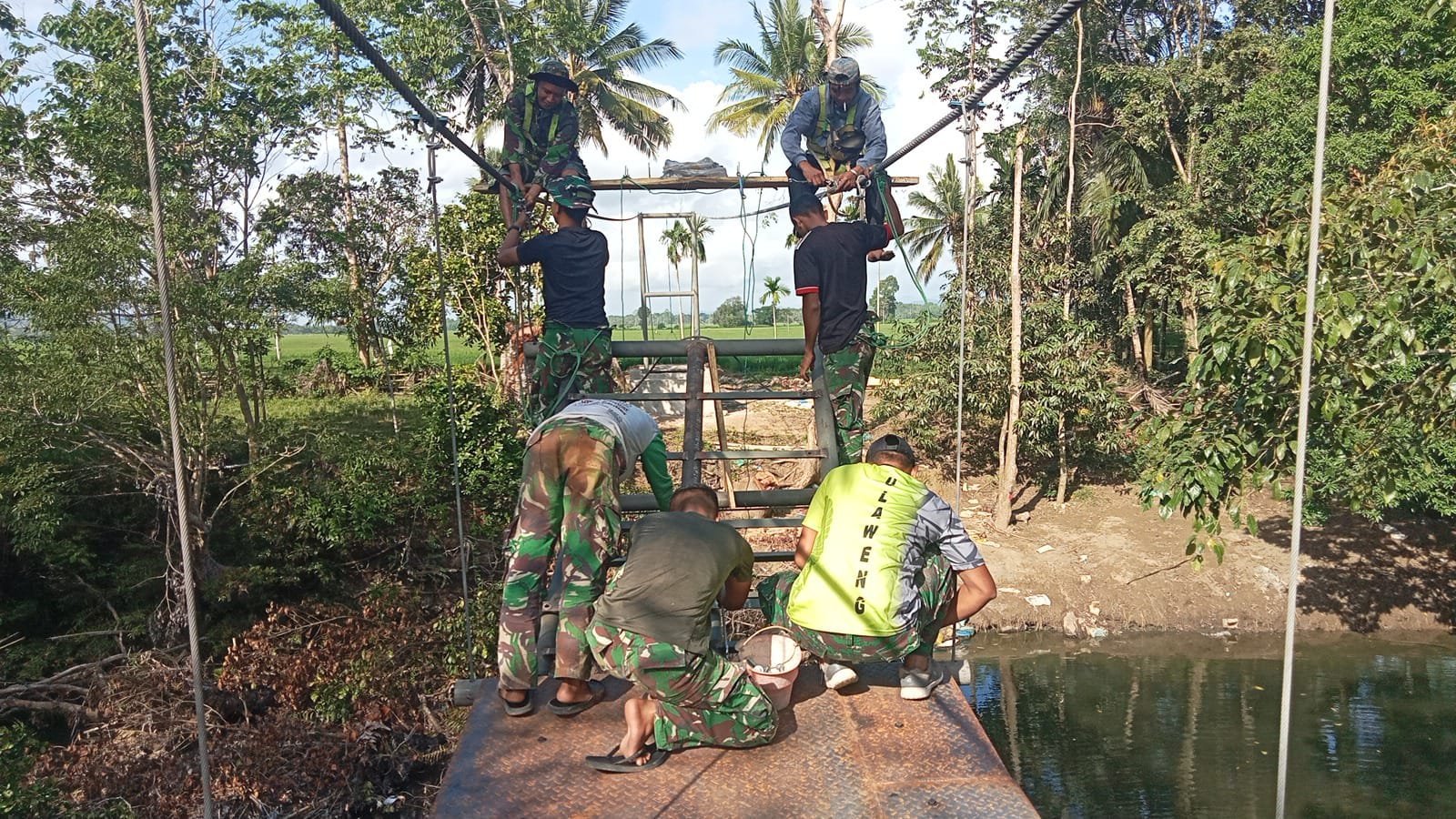 Lantai Jembatan Gantung Dipasang, Akses Sibulue Kian Nyaman