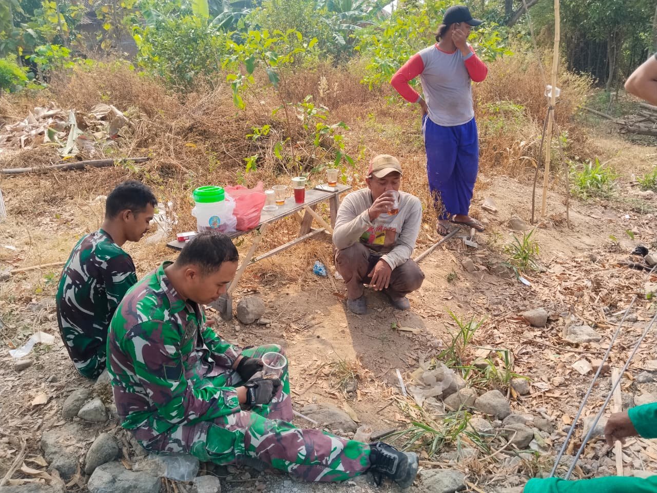 Di Meja Teh, Warga Parangjoro dan Satgas TMMD Bangun Komunikasi Baru