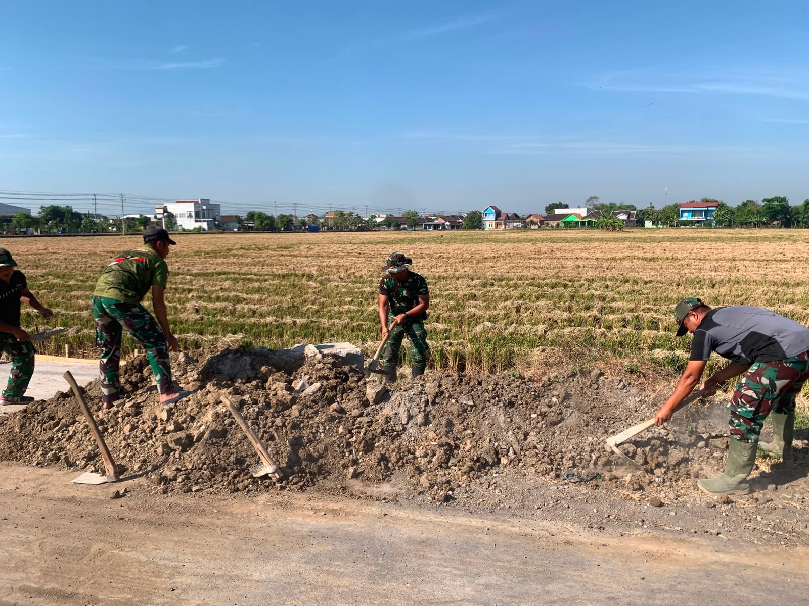 Bahu Jalan Parangjoro Dirapikan, Satgas TMMD Selesaikan Sisa Galian
