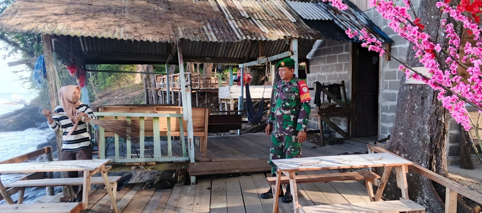 Babinsa Amankan Kawasan Wisata Gunung Crincrang, Pedagang Diingatkan Jaga Kebersihan