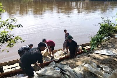 Personel Yon TP 957/LU dan Kodim 0109/Aceh Singkil Bantu Angkut Pasir ke Serasah untuk Jembatan