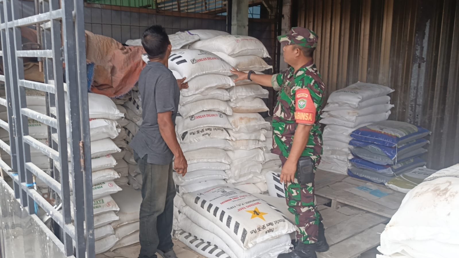 Babinsa Kodim 0114/Aceh Jaya Pantau Stok Bibit Padi dan Pupuk Jelang Musim Tanam di Teunom