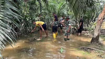 Bersihkan Parit Saat Debit Naik, TNI dan Warga Terus Dukung Pembangunan Jembatan Perintis