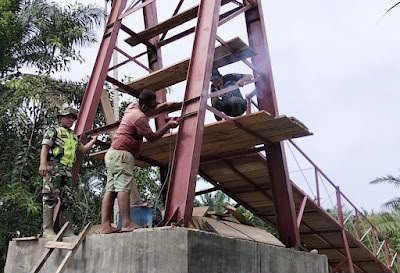 Warga dan TNI Bergotong Royong Pasang Komponen Tiang untuk Jembatan Cibubukan-Serasah